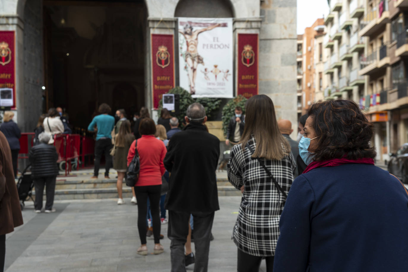 Fotos Semana Santa Murcia: Fieles del Cristo del Perdón acuden a San Antolín para recordar el tradicional besapié