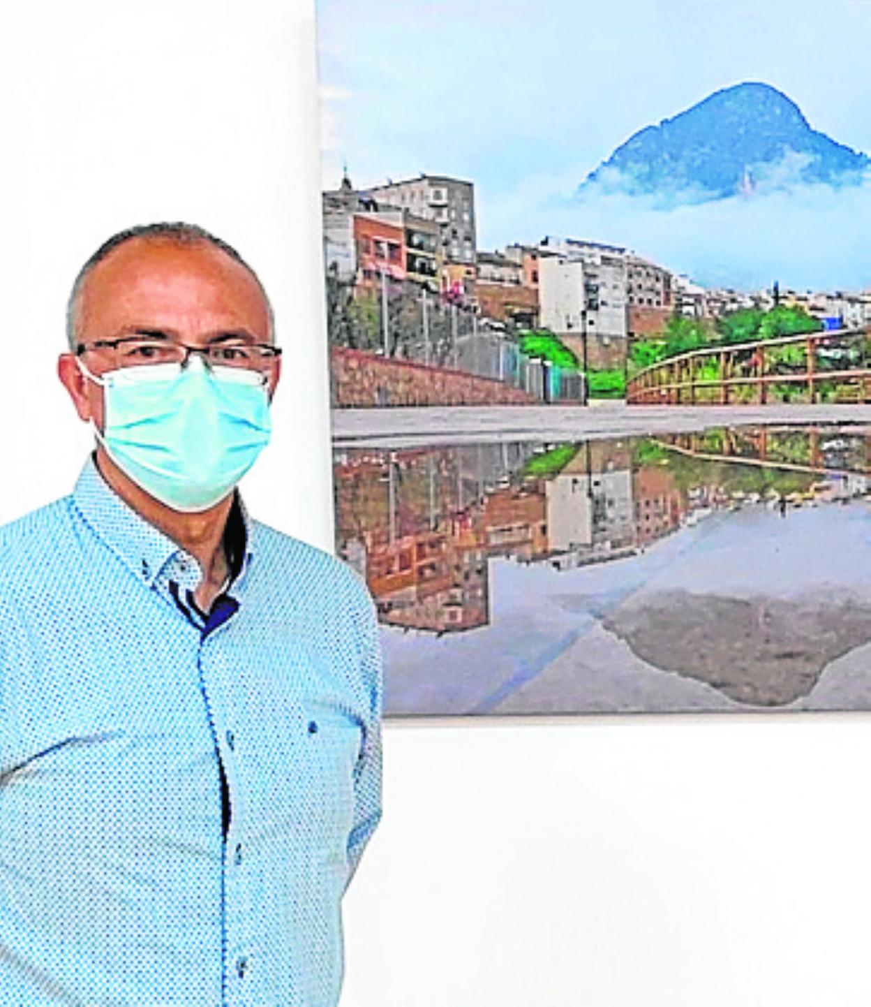 Juan Fernández, con su obra. 