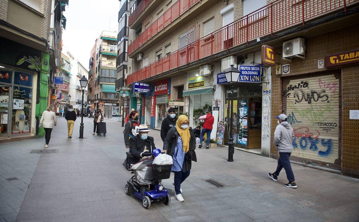 Viandantes en una calle de Murcia, en una fotografía de archivo.