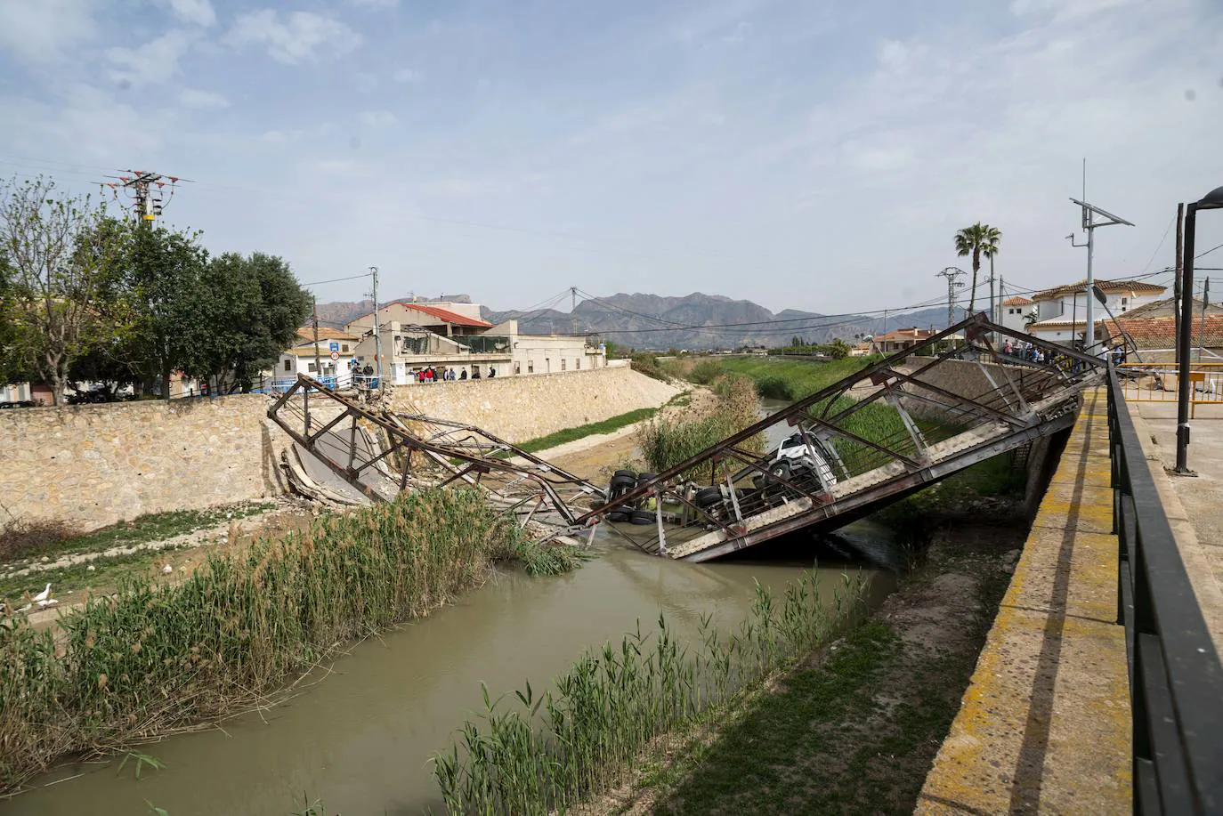 Fotos: Un camión desploma el puente de El Secano, que conecta El Raal y Beniel