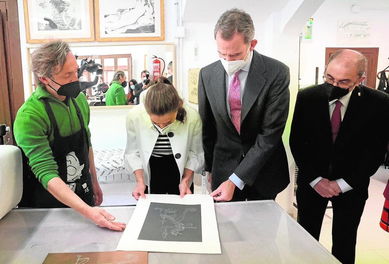 Pascual Adolfo López Salueña muestra a los Reyes y a Lambán el grabado.