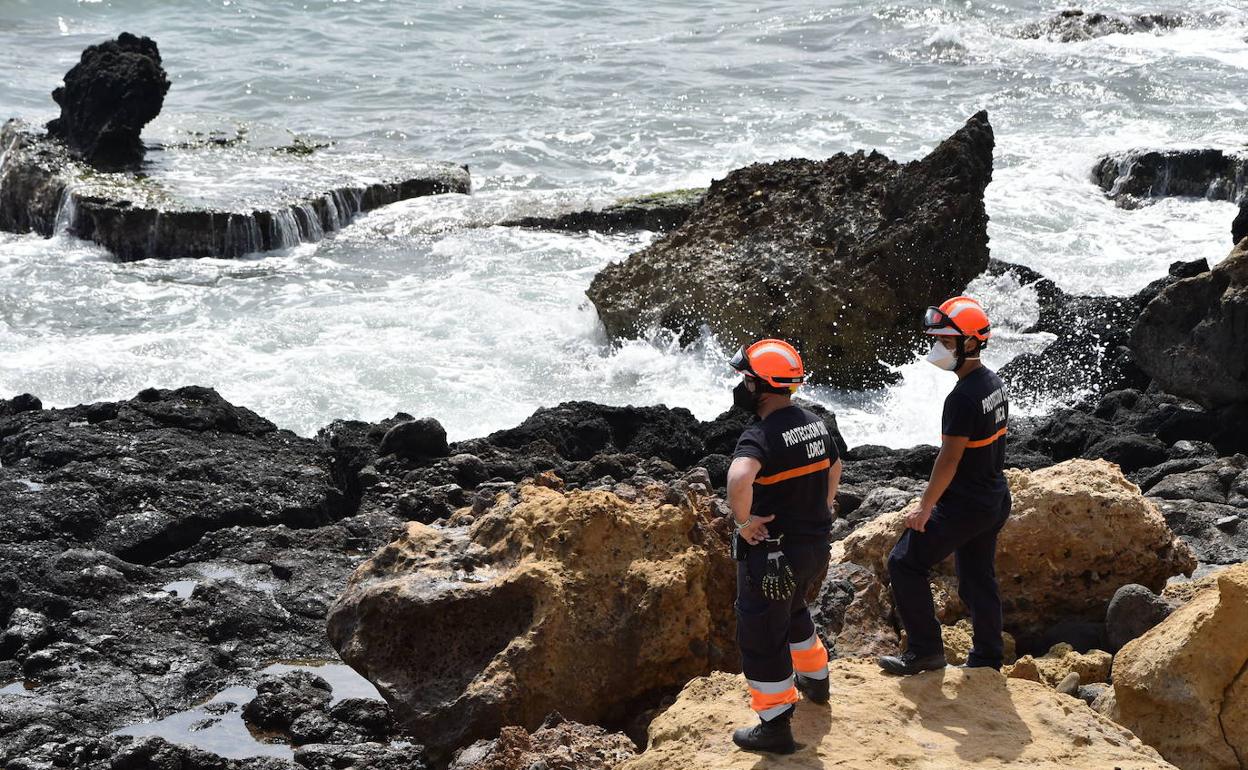 Efectivos de Protección Civil, este sábado, buscando los restos de los inmigrantes fallecidos en la playa de Percheles.