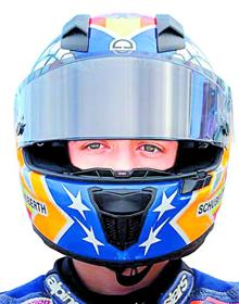 Imagen secundaria 2 - En una prueba de motocross, con 13 años. Discutiendo con su entrenador antes de una carrera. Casco con el que ganó el año pasado la Red Bull MotoGP Rookies Cup.