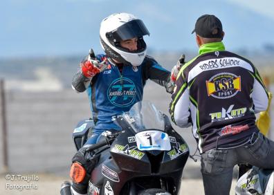 Imagen secundaria 1 - En una prueba de motocross, con 13 años. Discutiendo con su entrenador antes de una carrera. Casco con el que ganó el año pasado la Red Bull MotoGP Rookies Cup.