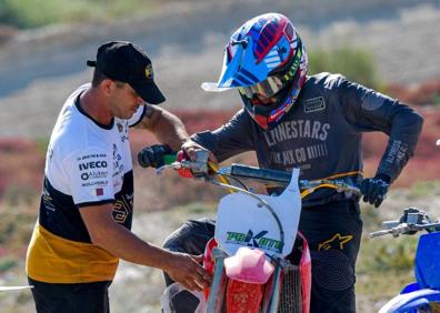 Imagen secundaria 1 - Preparándose para una prueba de motocross junto a Francisco Mármol, su mentor y entrenador de siempre. Con 12 años, tras una victoria en Cheste en el Nacional de Moto4.
