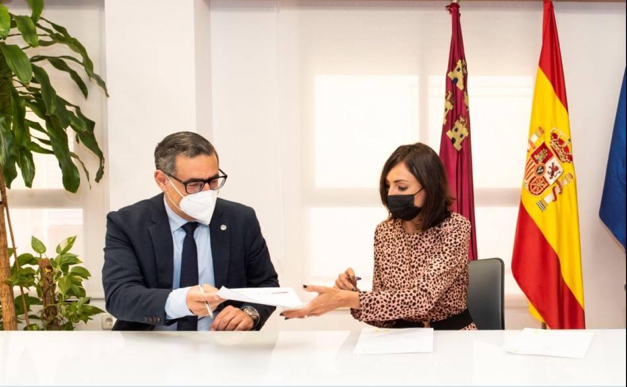 José Luján y Valle Miguélez en la firma del convenio. 