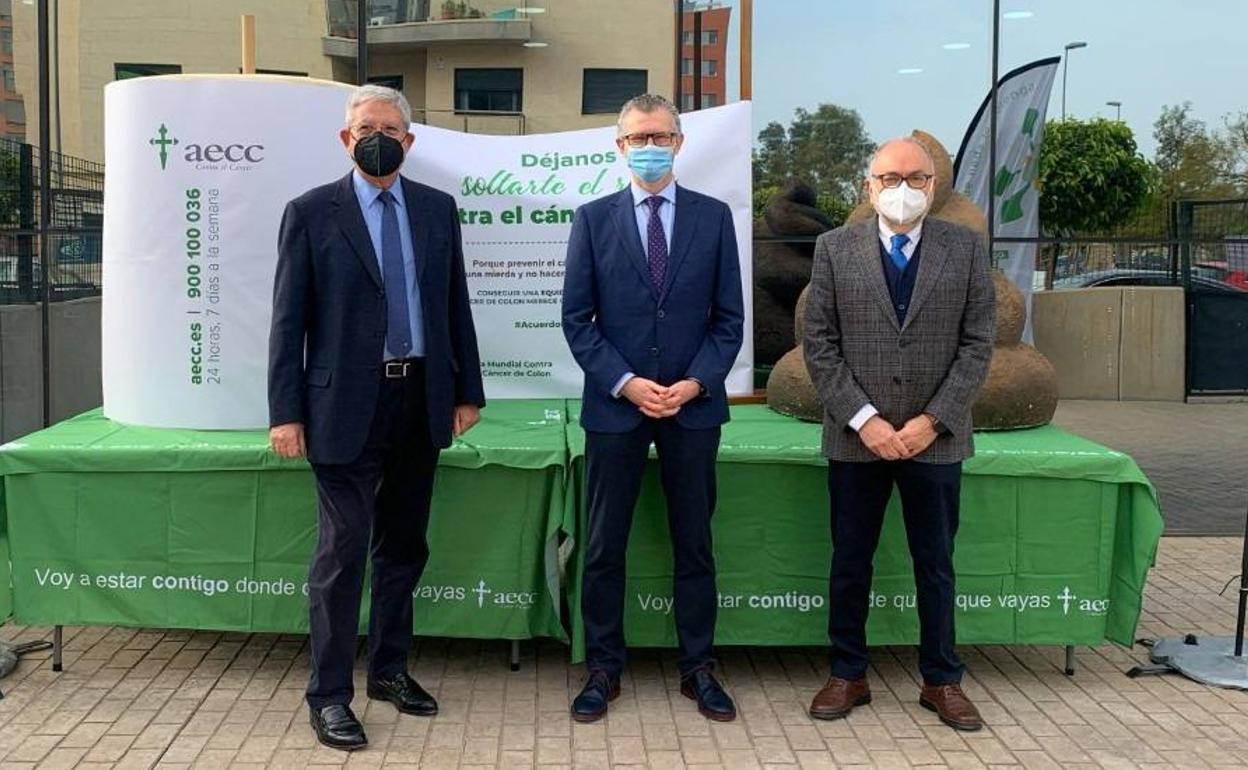 El presidente de la AECC Murcia, Manuel Molina Boix; el consejero de Salud, Juan José Pedreño y el Director General de Salud Pública, José Jesús Guillén, este martes.