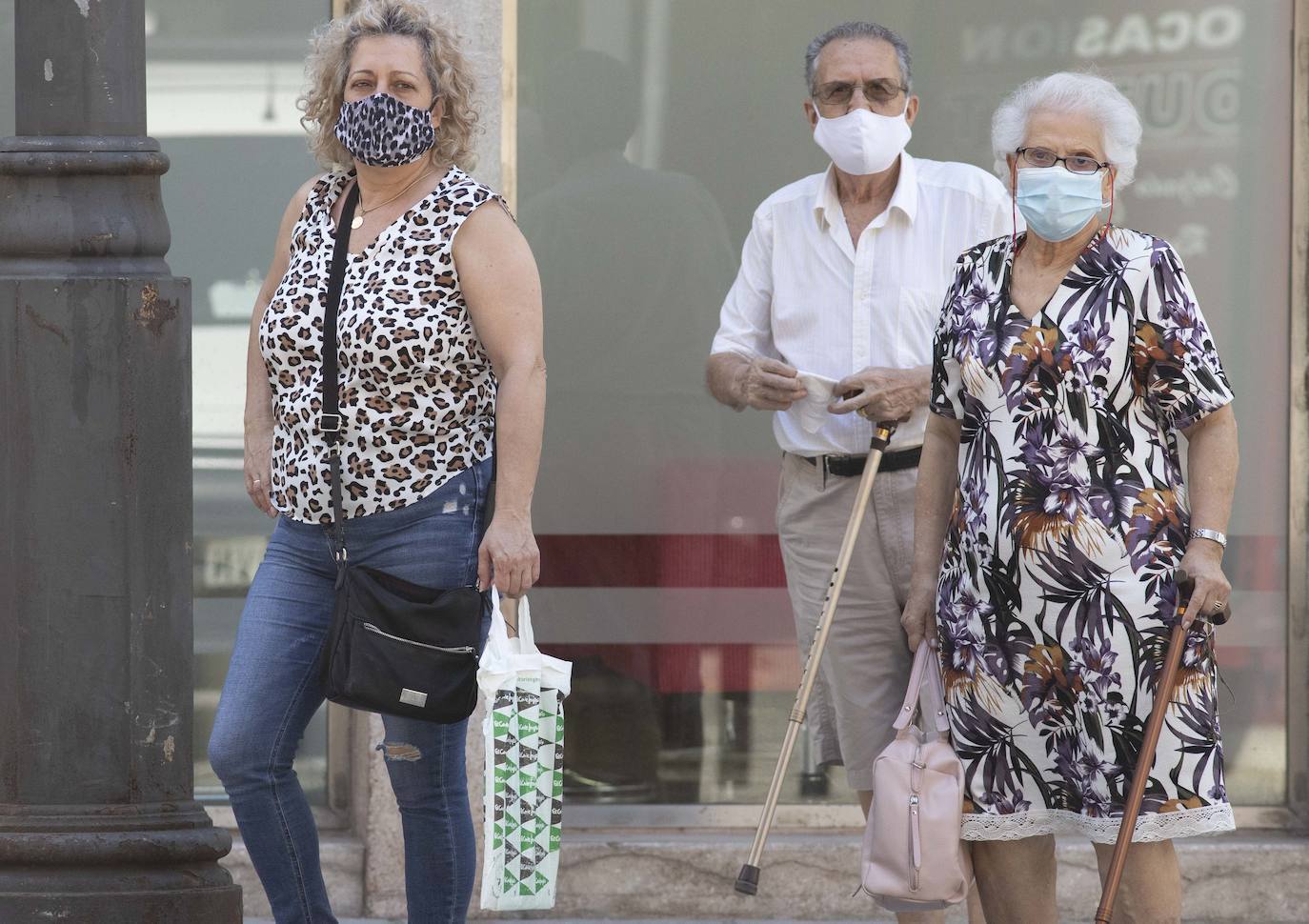 Viandantes portan mascarilla en Cartagena, en una imagen de archivo.