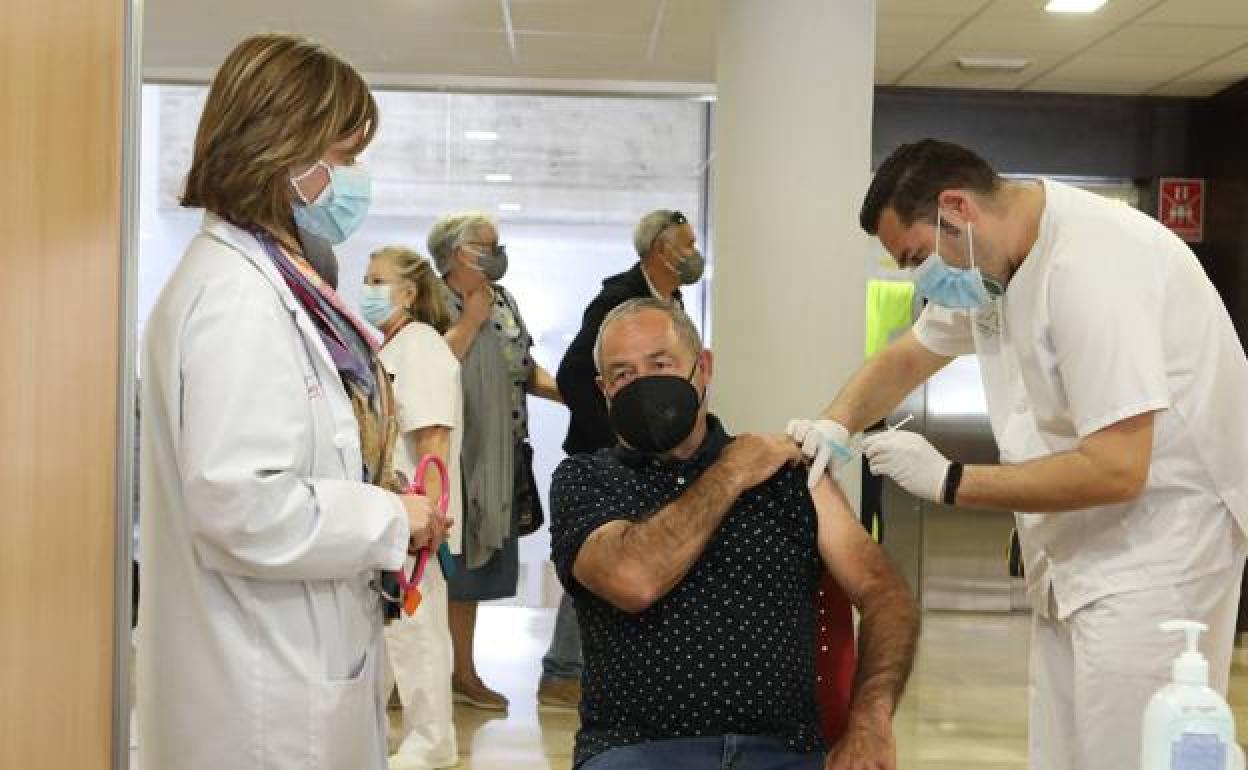 Los sanitarios ponen una vacuna contra la Covid-19 a un hombre de entre 64 y 65 años en el Complejo Felipe VI de Lorca, este miércoles.