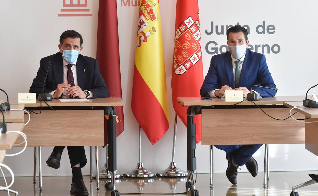 José Antonio Serrano y Mario Gómez, este miércoles, durante la Junta de Gobierno.