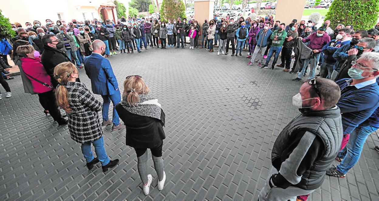 Concentración de los empleados, ayer en la puerta del hotel. 