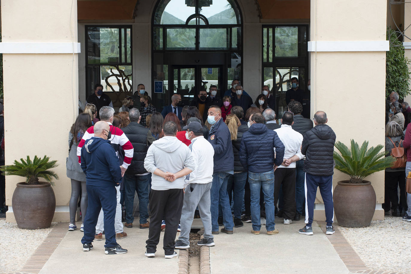 Fotos: Más de 150 empleados protestan por el ERE de La Manga Club