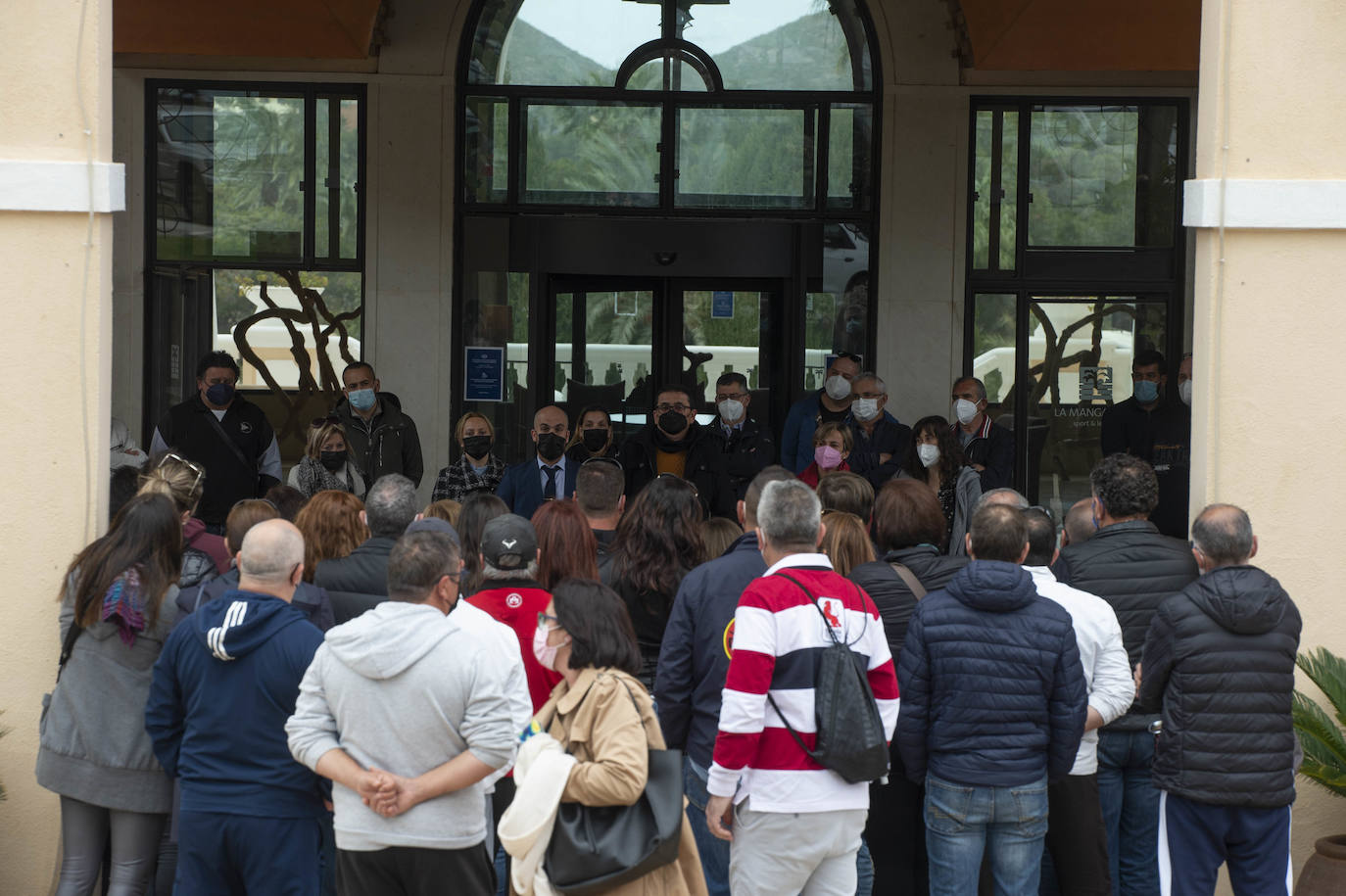 Fotos: Más de 150 empleados protestan por el ERE de La Manga Club