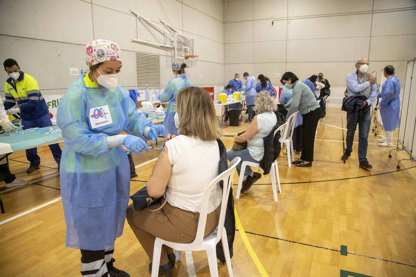 Fotos: Una vacunación masiva y deseada en Cabezo Beaza