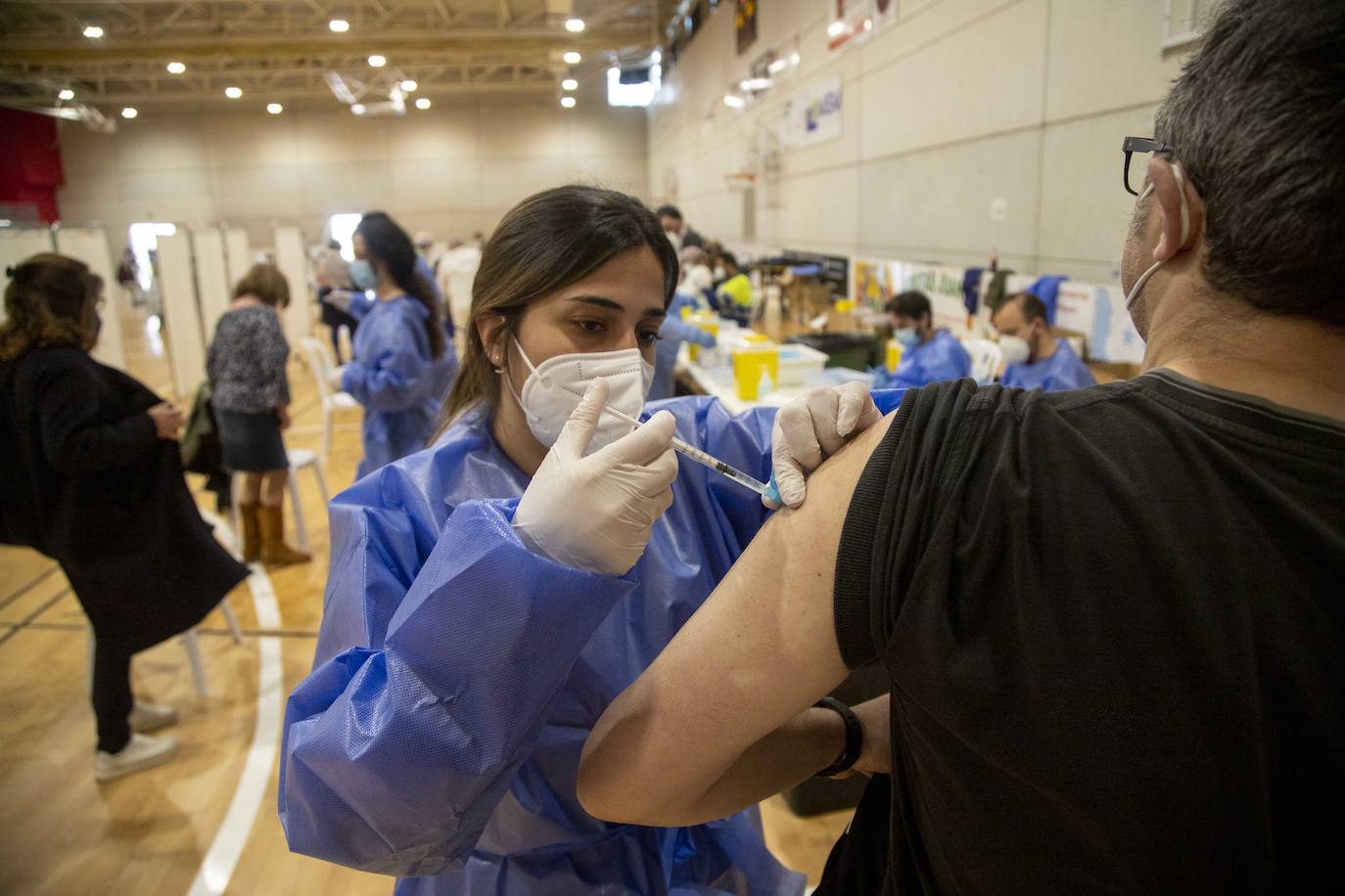 Fotos: Una vacunación masiva y deseada en Cabezo Beaza