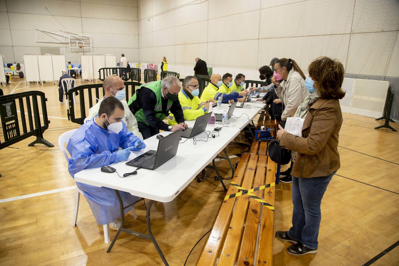 Fotos: Una vacunación masiva y deseada en Cabezo Beaza