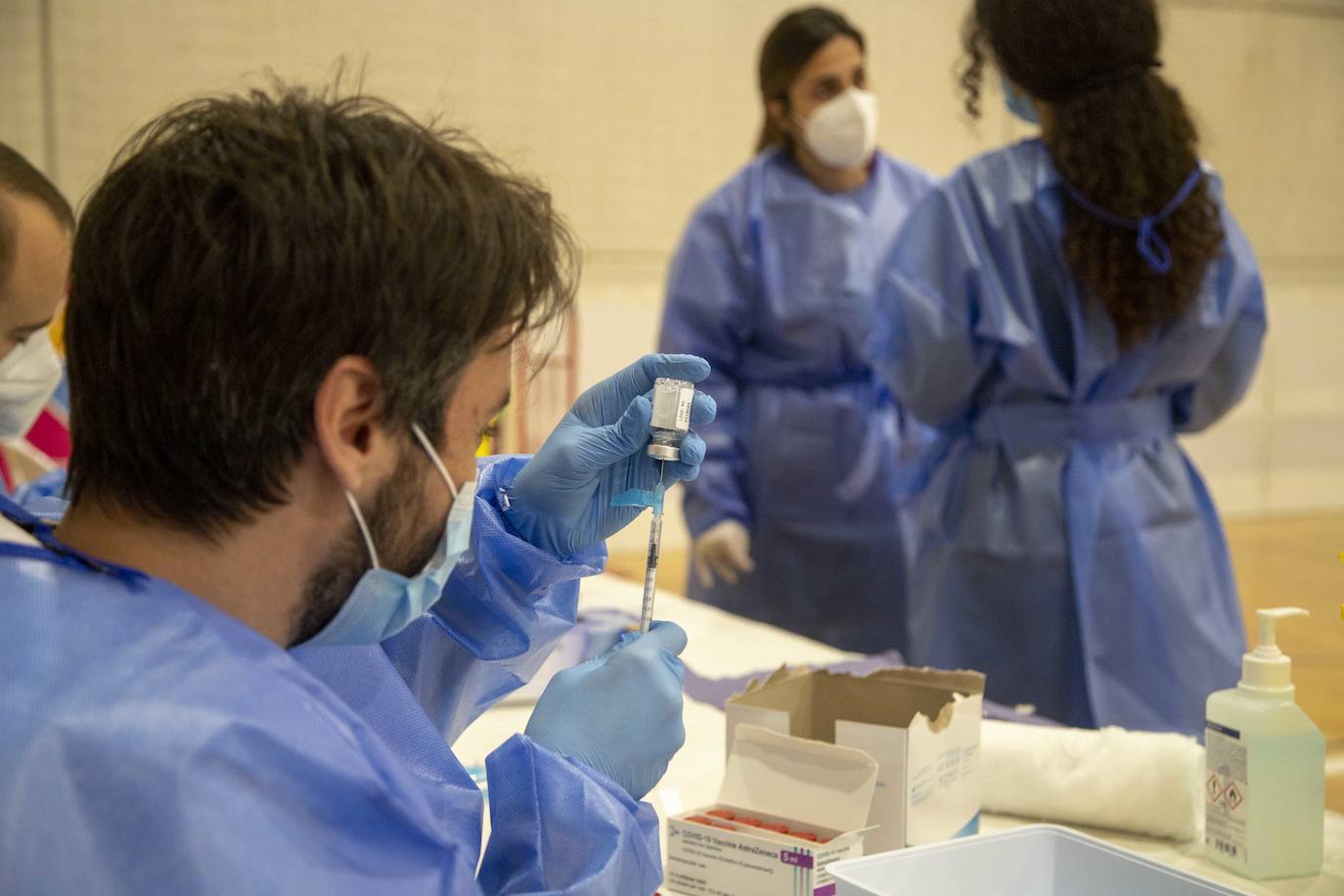 Fotos: Una vacunación masiva y deseada en Cabezo Beaza