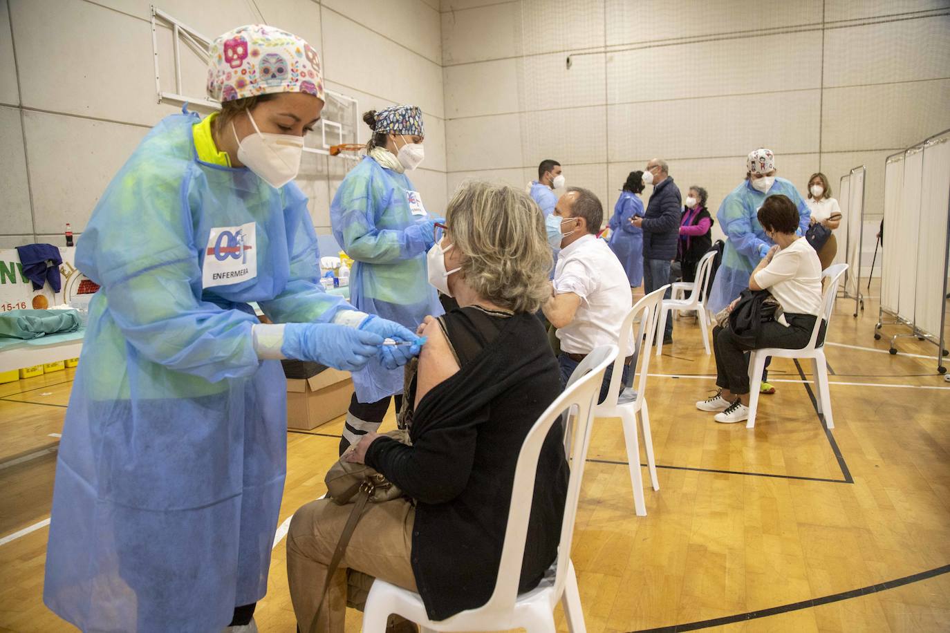 Fotos: Una vacunación masiva y deseada en Cabezo Beaza