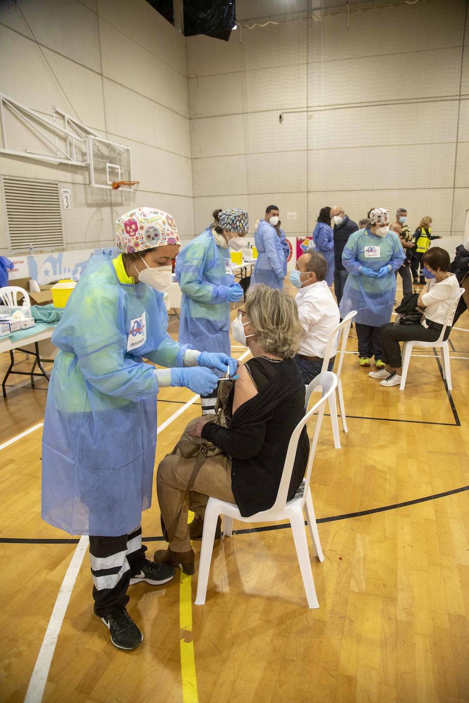 Fotos: Una vacunación masiva y deseada en Cabezo Beaza
