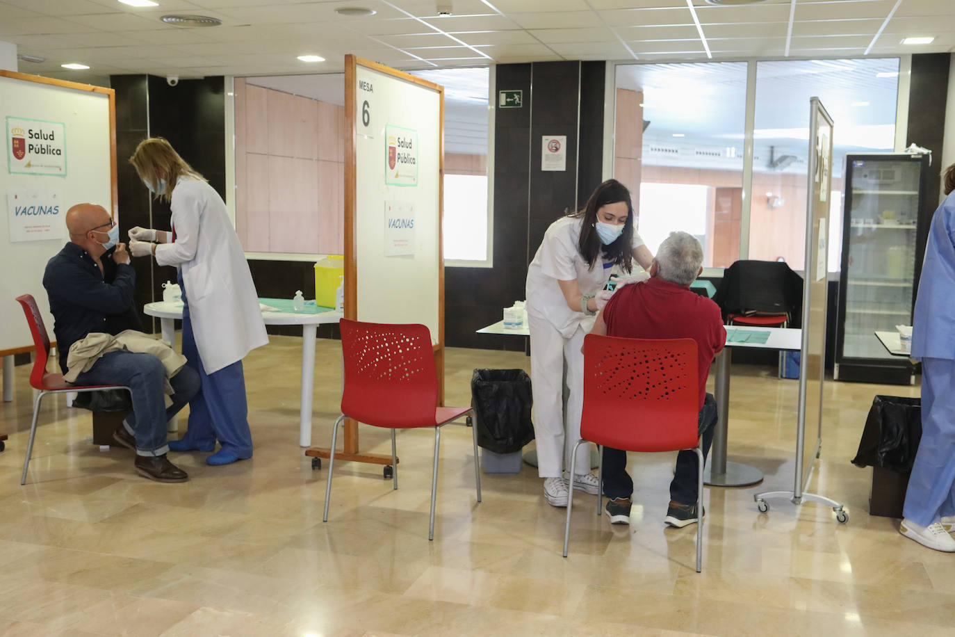 Fotos: Llamamiento a la población de entre 64 y 65 años de Lorca para acudir a vacunarse sin cita
