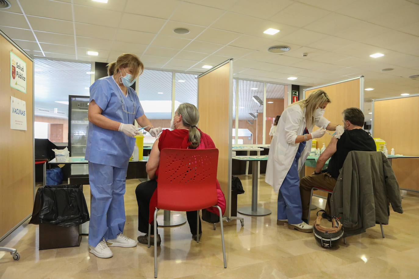 Fotos: Llamamiento a la población de entre 64 y 65 años de Lorca para acudir a vacunarse sin cita