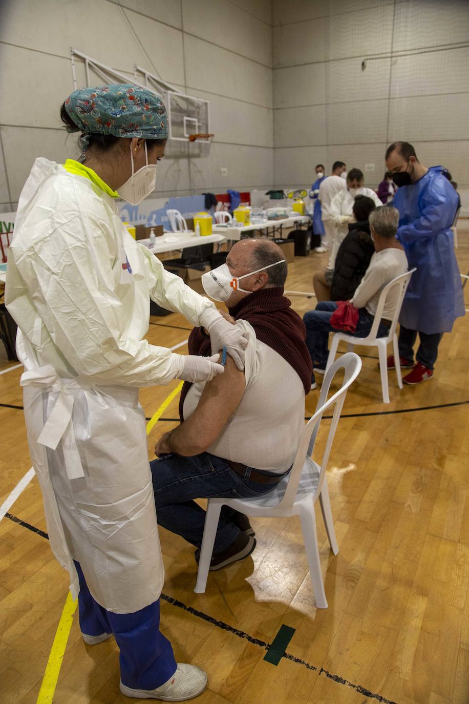 Fotos: Vacunación a personas de 64 y 65 años en Cartagena durante el Jueves Santo