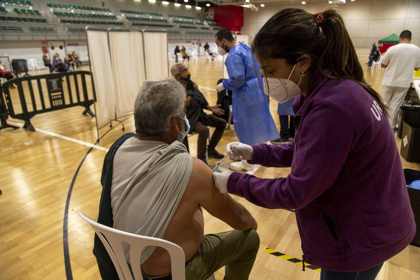 Fotos: Vacunación a personas de 64 y 65 años en Cartagena durante el Jueves Santo