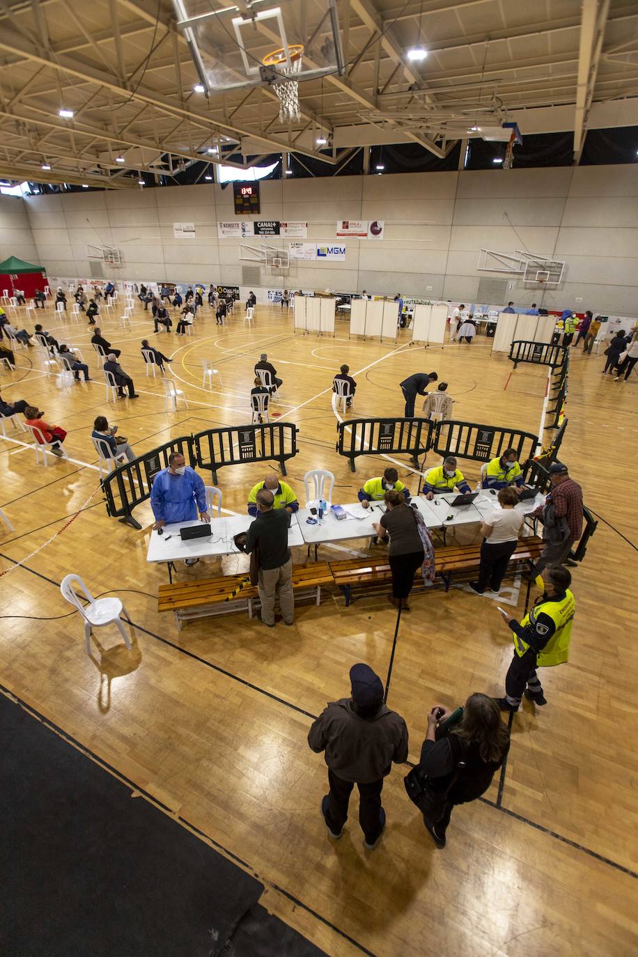 Fotos: Vacunación a personas de 64 y 65 años en Cartagena durante el Jueves Santo
