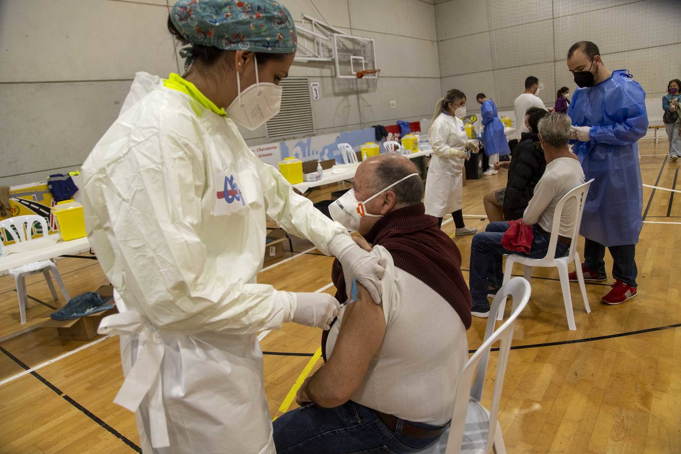 Fotos: Vacunación a personas de 64 y 65 años en Cartagena durante el Jueves Santo