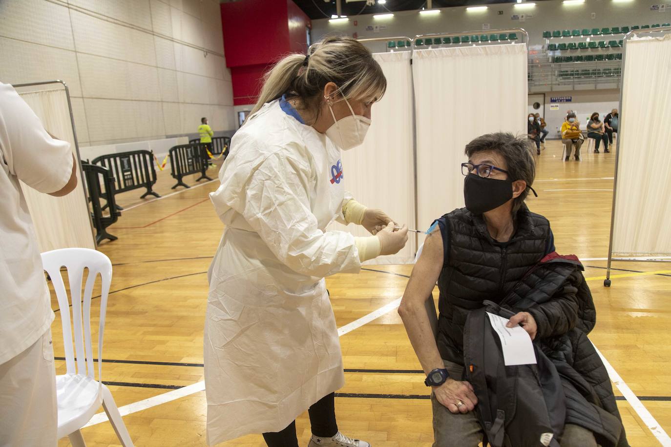 Fotos: Vacunación a personas de 64 y 65 años en Cartagena durante el Jueves Santo