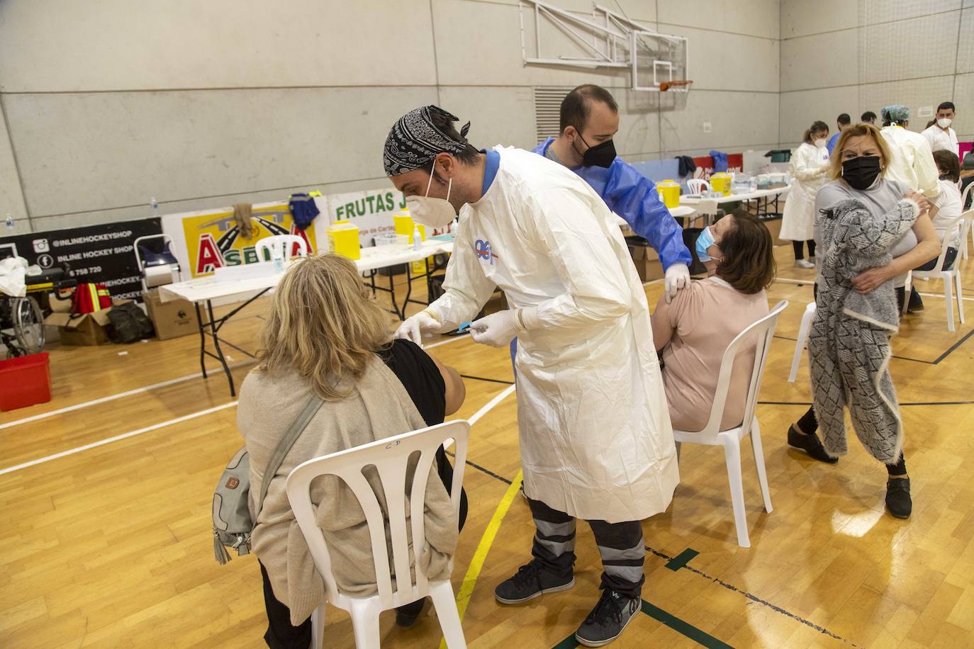 Fotos: Vacunación a personas de 64 y 65 años en Cartagena durante el Jueves Santo