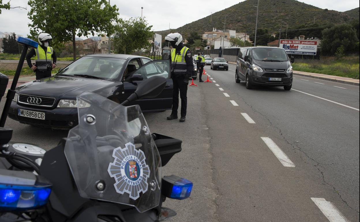 Un control de la Policía Local de Cartagena por el cumplimiento de las medidas contra el coronavirus este miércoles.