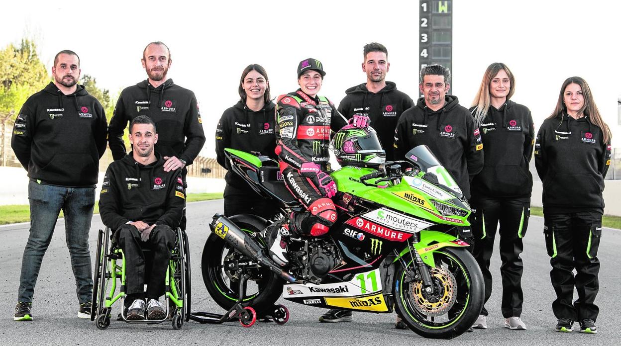 Ana Carrasco, en su Kawasaki Ninja 400, junto a los miembros de su equipo, ayer en el circuito de Barcelona. 