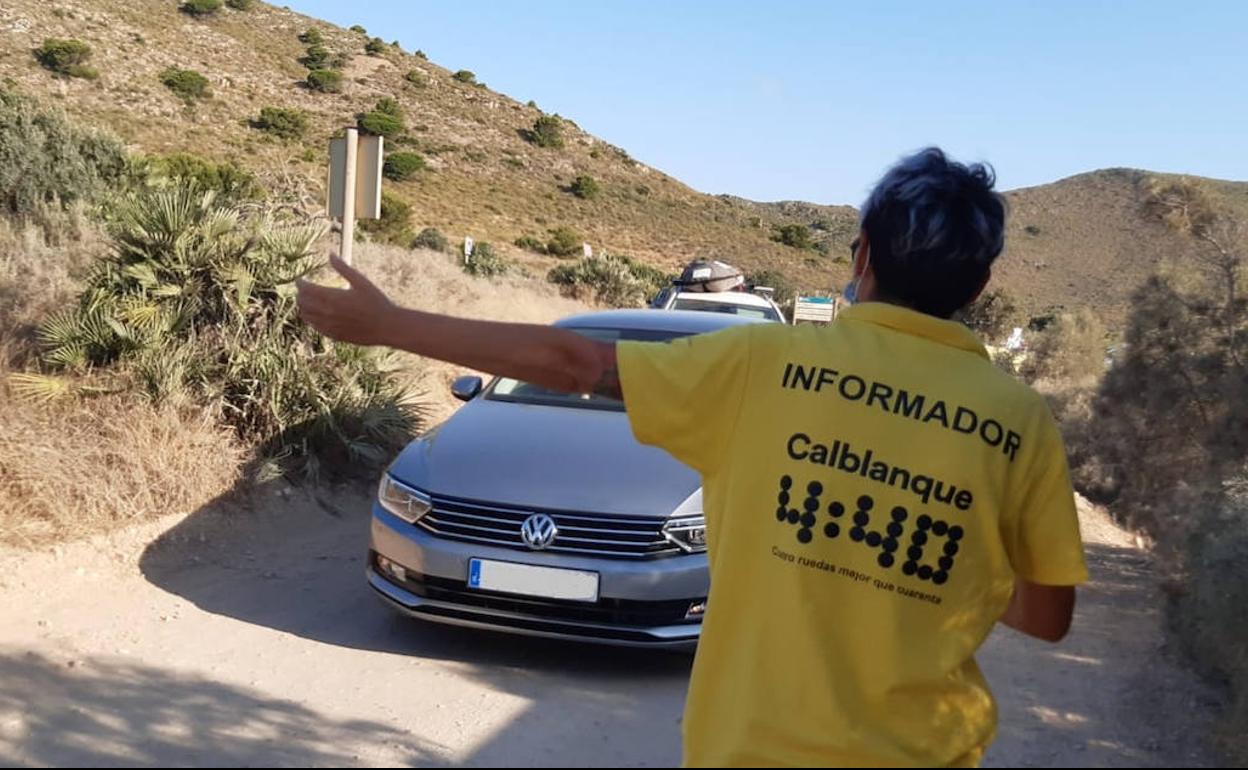 Informadores del Parque Regional de Calblanque durante la ordenación de accesos del pasado verano. 