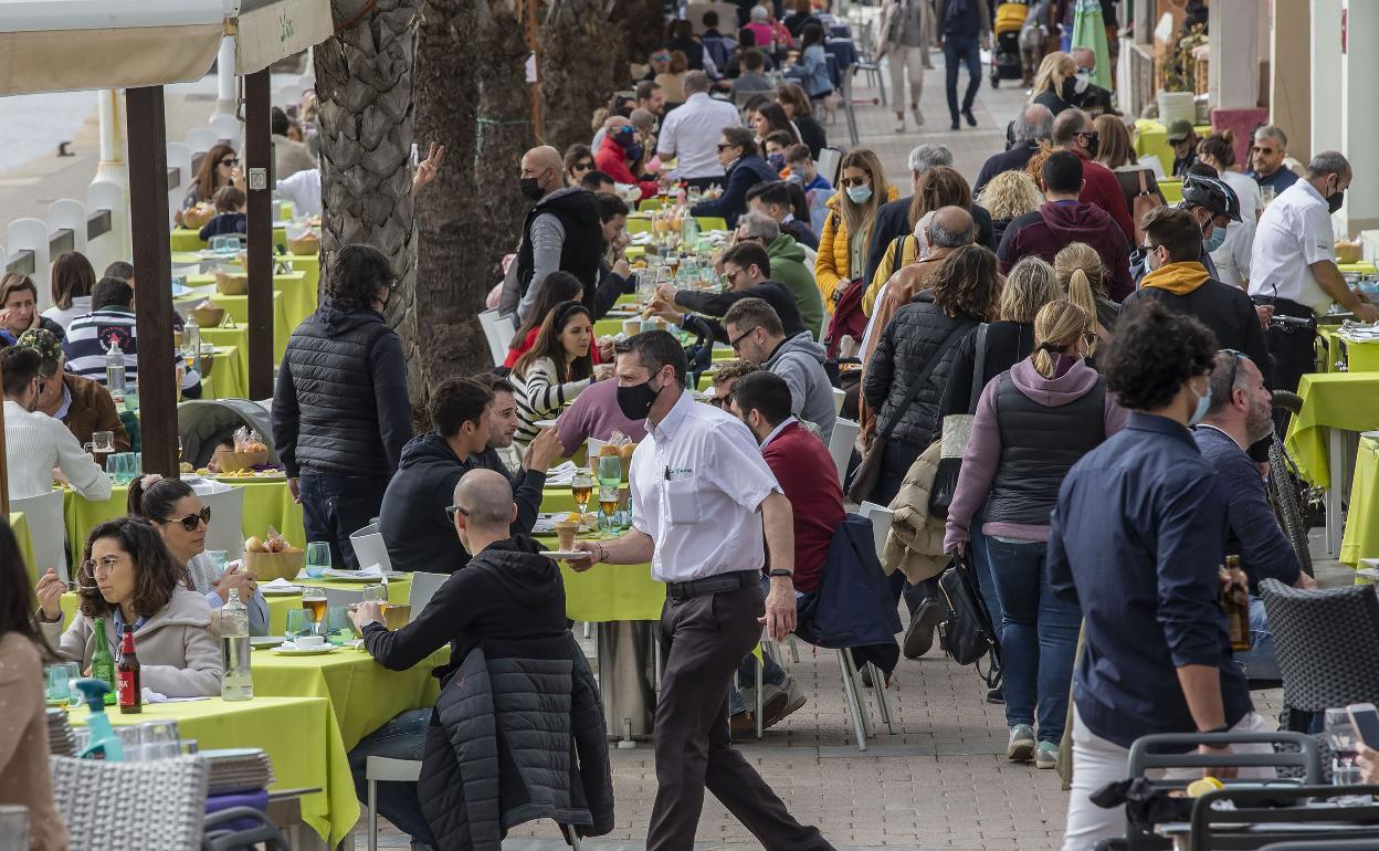 Imagen de archivo de una terraza llena de gente en la Región.