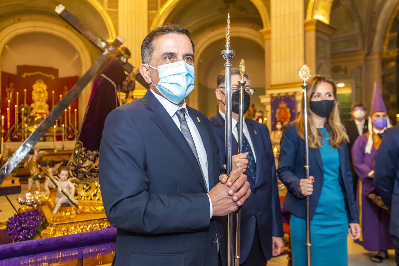 Fotos: El Pendón Mayor vuelve a ocupar su sitio en la puerta de la iglesia de Jesús