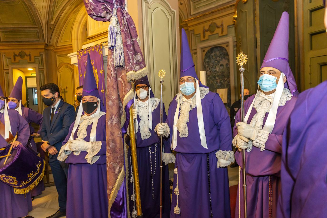 Fotos: El Pendón Mayor vuelve a ocupar su sitio en la puerta de la iglesia de Jesús