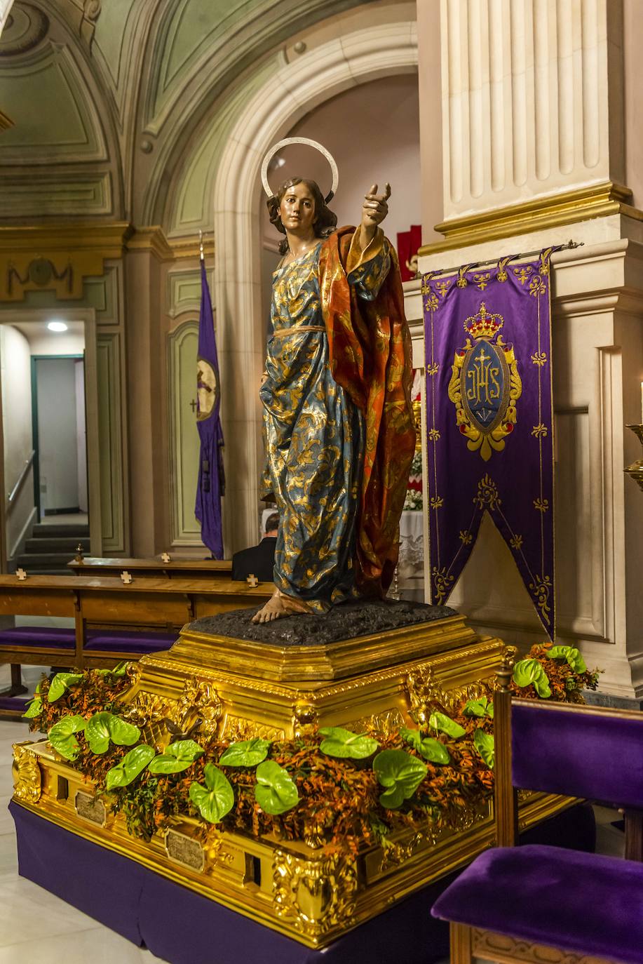 Fotos: El Pendón Mayor vuelve a ocupar su sitio en la puerta de la iglesia de Jesús