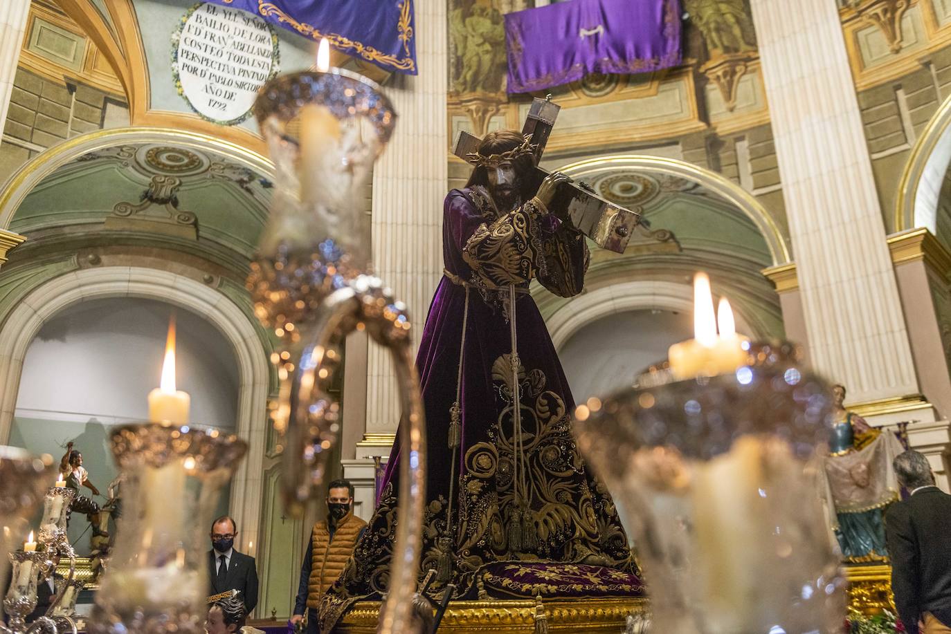 Fotos: El Pendón Mayor vuelve a ocupar su sitio en la puerta de la iglesia de Jesús