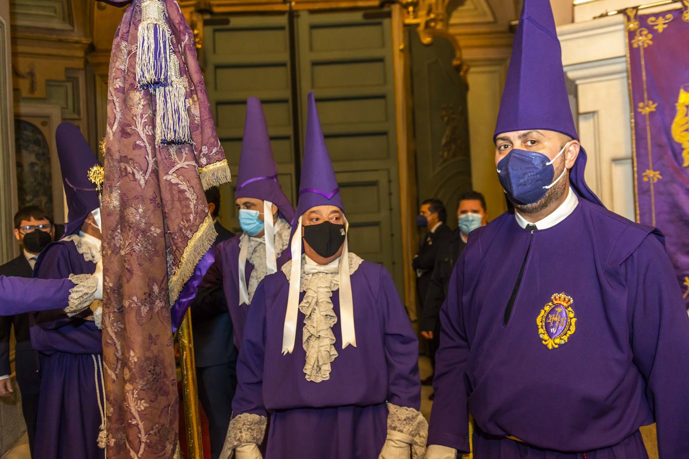 Fotos: El Pendón Mayor vuelve a ocupar su sitio en la puerta de la iglesia de Jesús