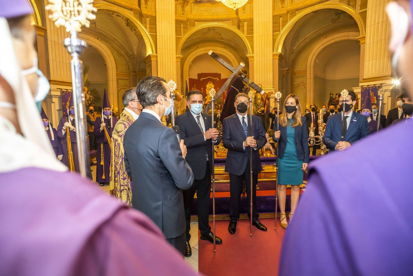 Fotos: El Pendón Mayor vuelve a ocupar su sitio en la puerta de la iglesia de Jesús