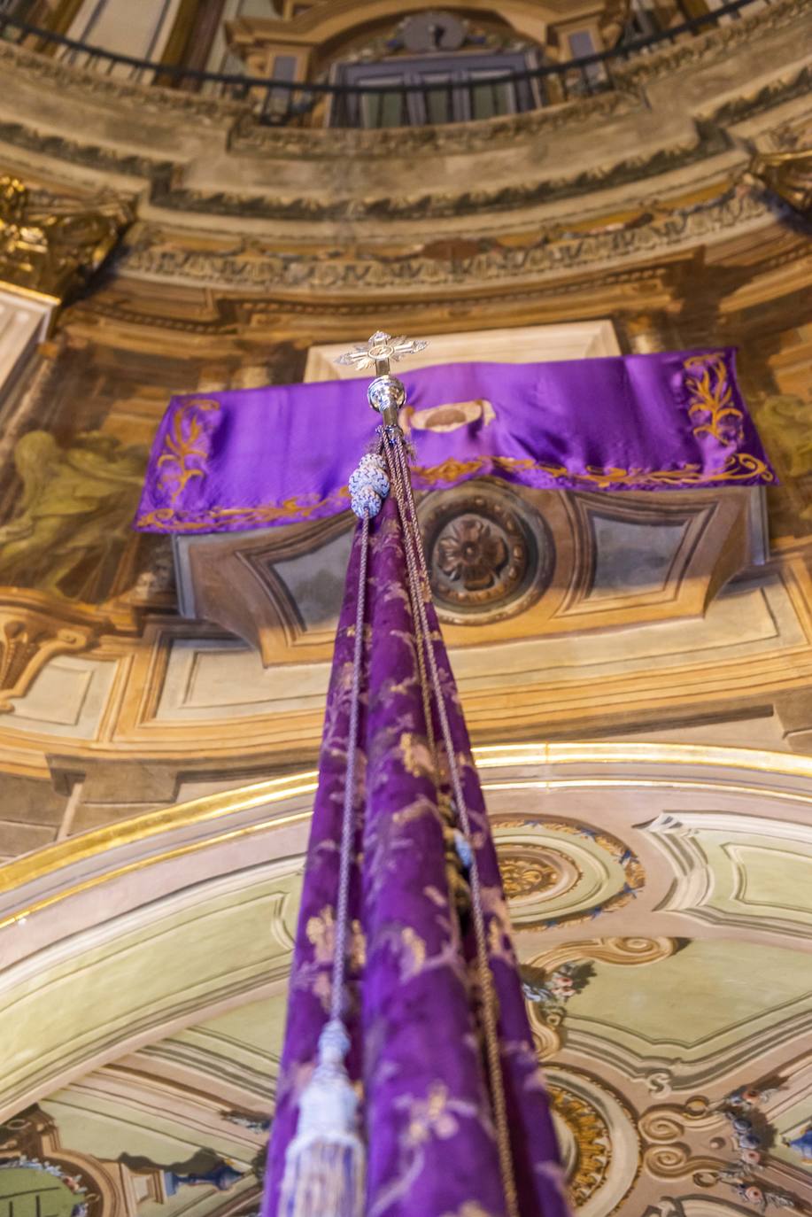 Fotos: El Pendón Mayor vuelve a ocupar su sitio en la puerta de la iglesia de Jesús