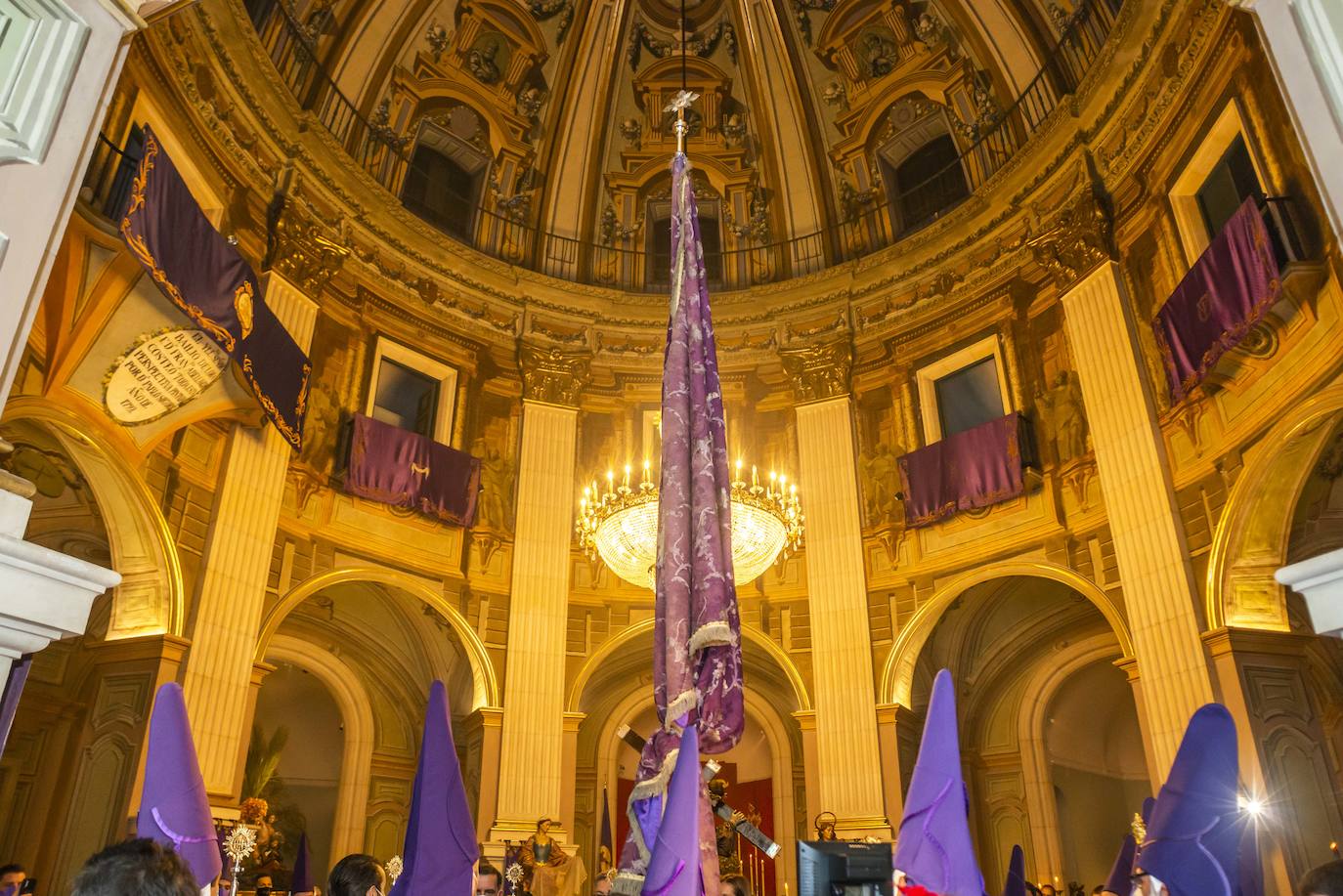 Fotos: El Pendón Mayor vuelve a ocupar su sitio en la puerta de la iglesia de Jesús