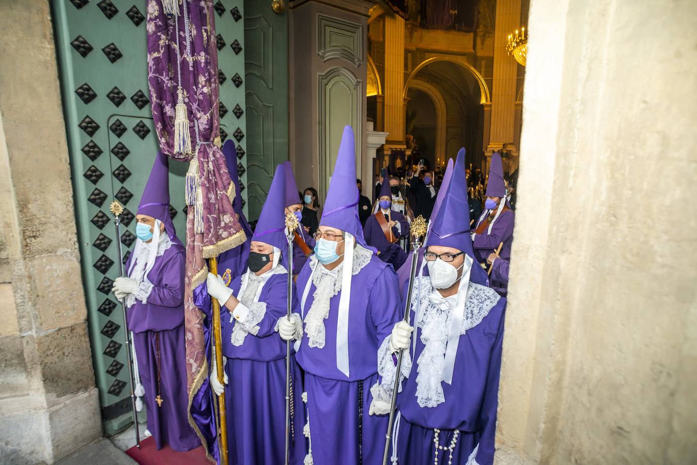 Fotos: El Pendón Mayor vuelve a ocupar su sitio en la puerta de la iglesia de Jesús