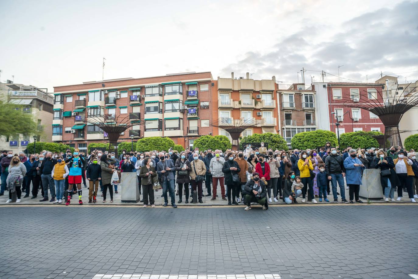 Fotos: El Pendón Mayor vuelve a ocupar su sitio en la puerta de la iglesia de Jesús