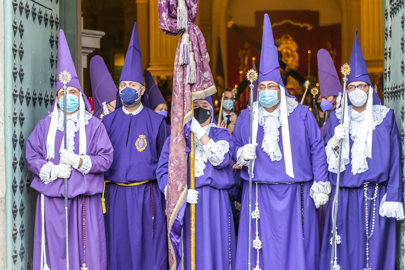 Fotos: El Pendón Mayor vuelve a ocupar su sitio en la puerta de la iglesia de Jesús