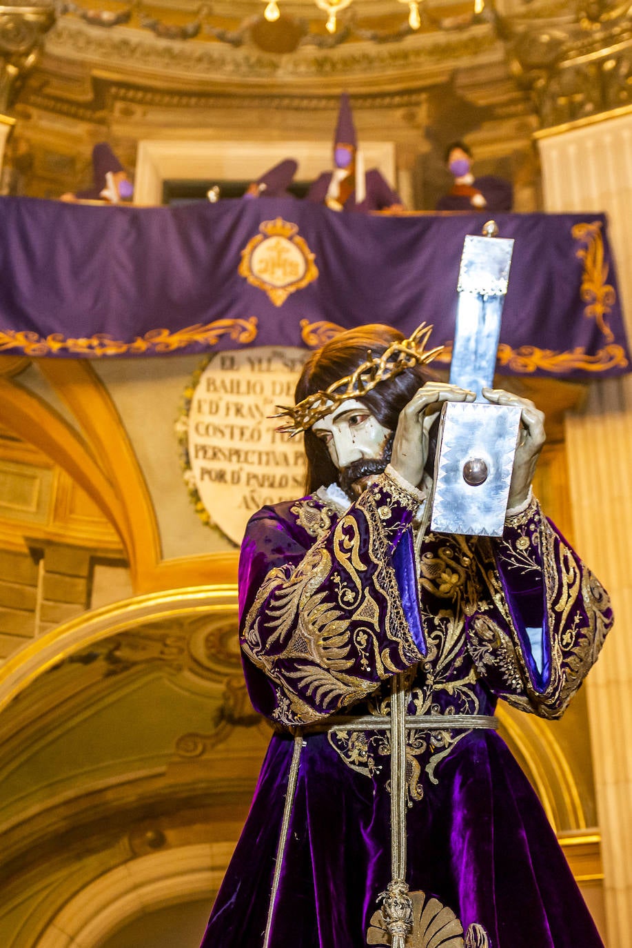 Fotos: El Pendón Mayor vuelve a ocupar su sitio en la puerta de la iglesia de Jesús