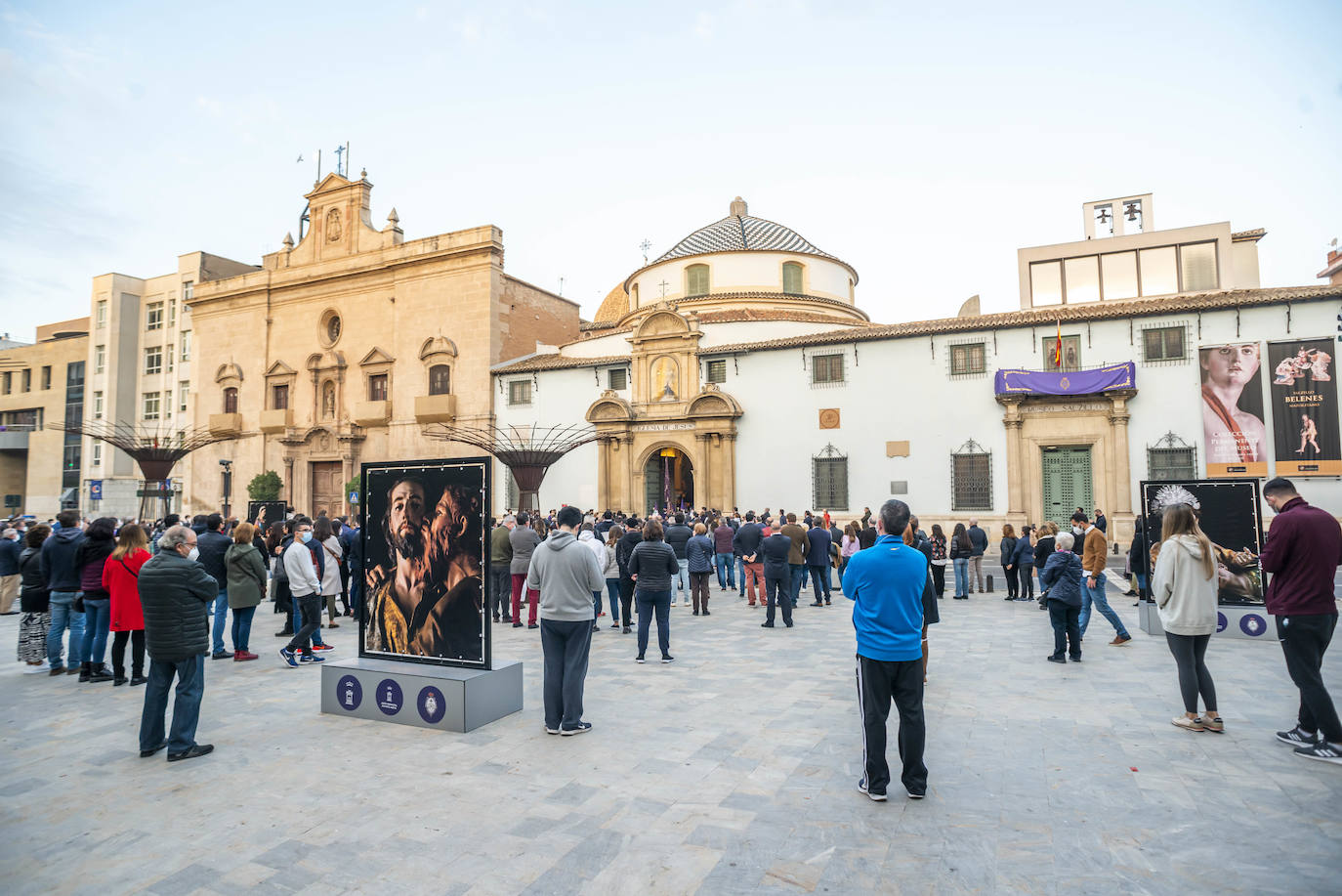 Fotos: El Pendón Mayor vuelve a ocupar su sitio en la puerta de la iglesia de Jesús