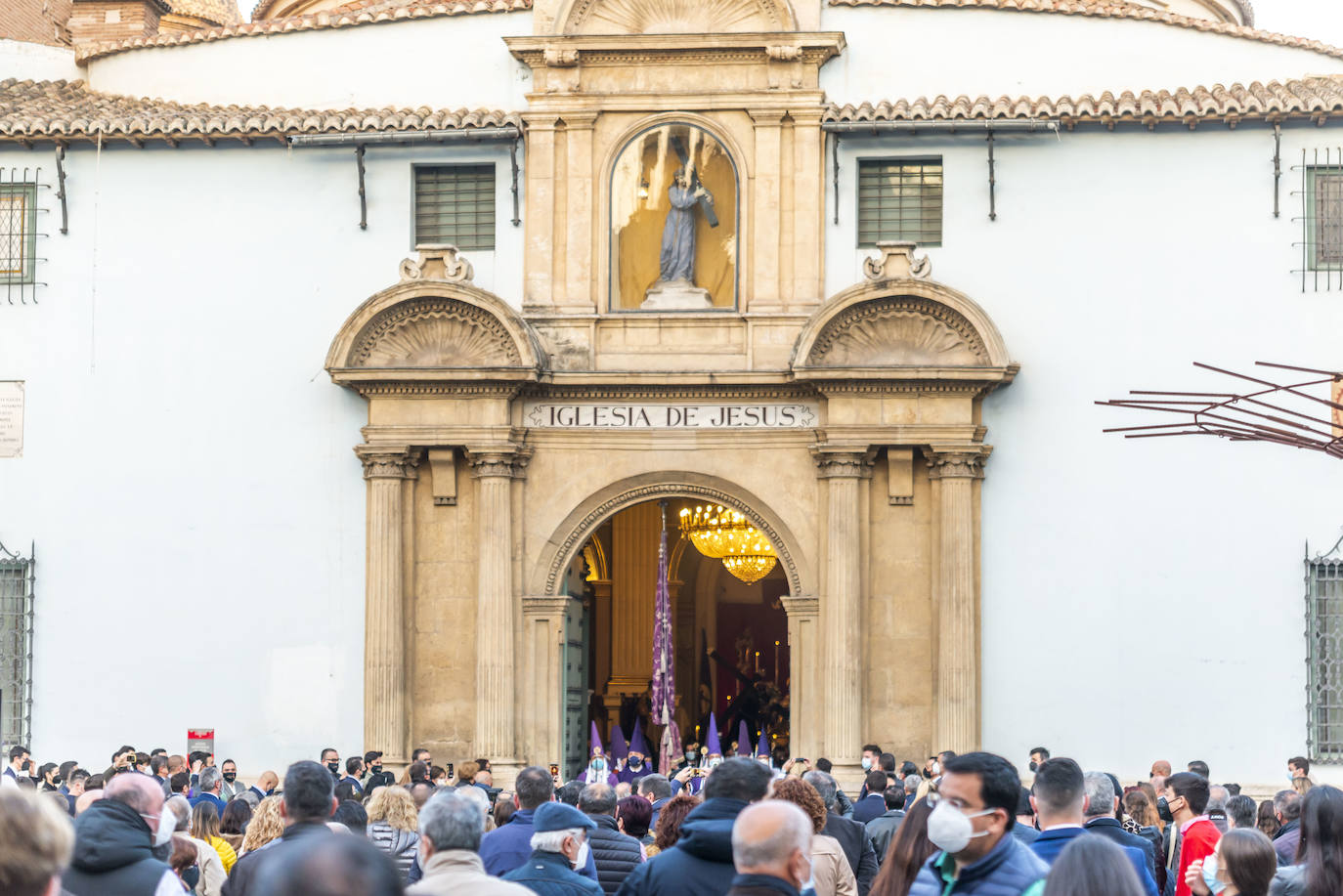 Fotos: El Pendón Mayor vuelve a ocupar su sitio en la puerta de la iglesia de Jesús