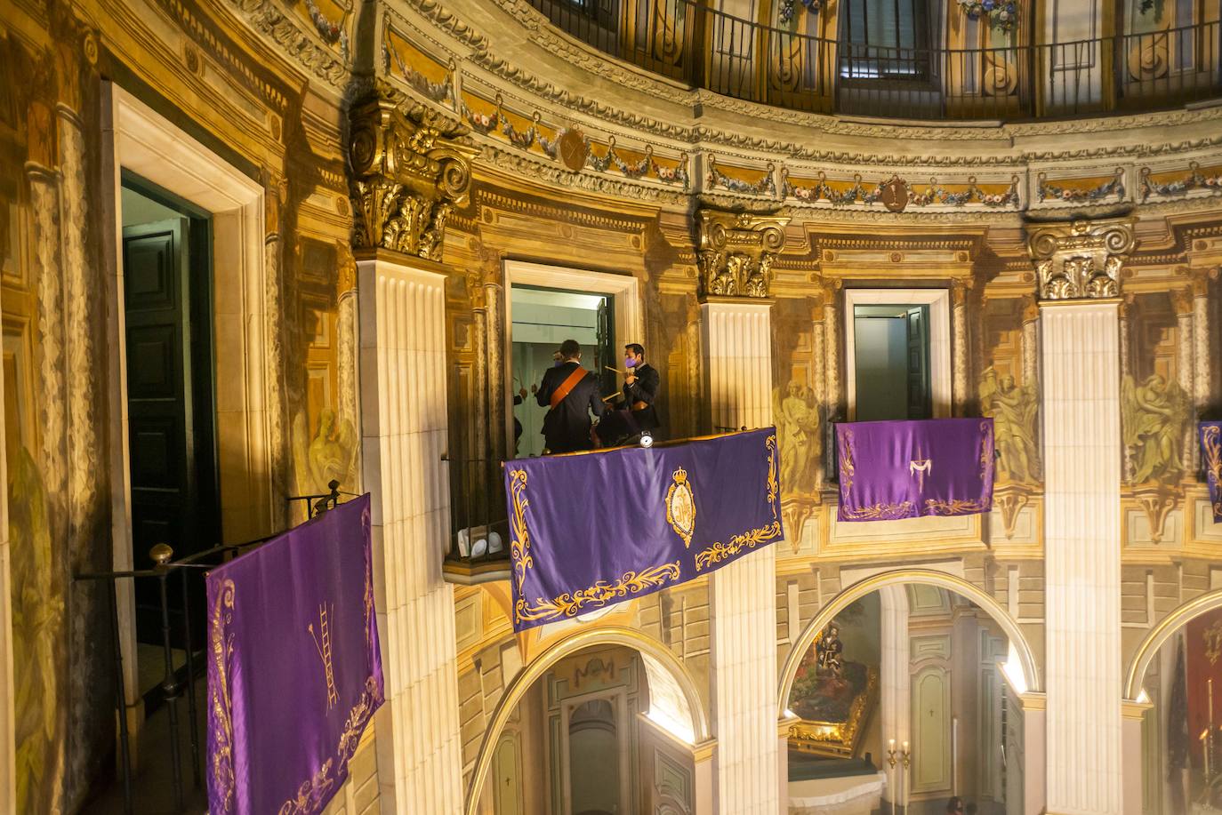 Fotos: El Pendón Mayor vuelve a ocupar su sitio en la puerta de la iglesia de Jesús